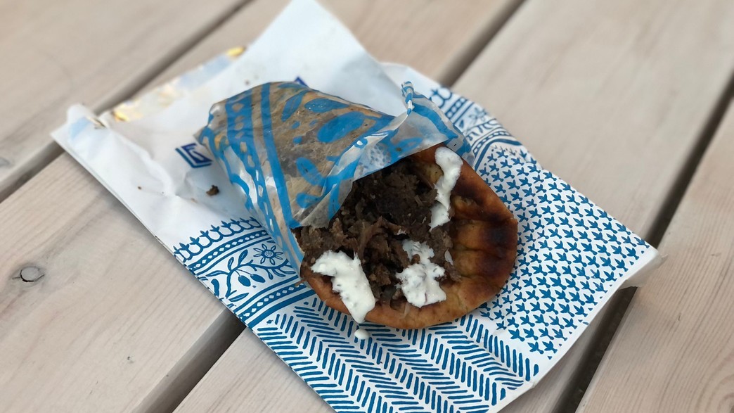 גירוס עגל וכבש בתוספת צזיקי