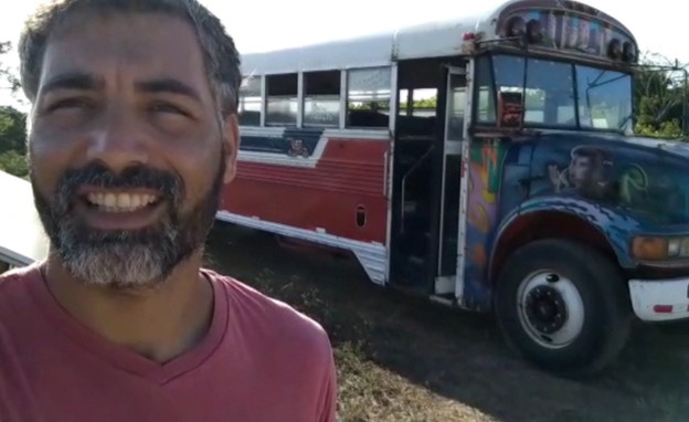 יובל גורן-אלפנט, עבר לגור בפנמה באוטובוס ששיפץ (צילום: חדשות 12)