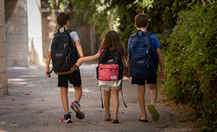 ילדים בדרך לבית הספר (צילום: יונתן זינדל, פלאש/90 )