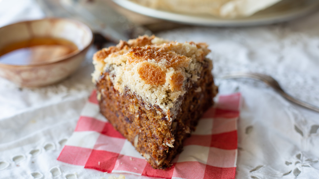 פרוסת עוגת תמרים בציפוי קוקוס