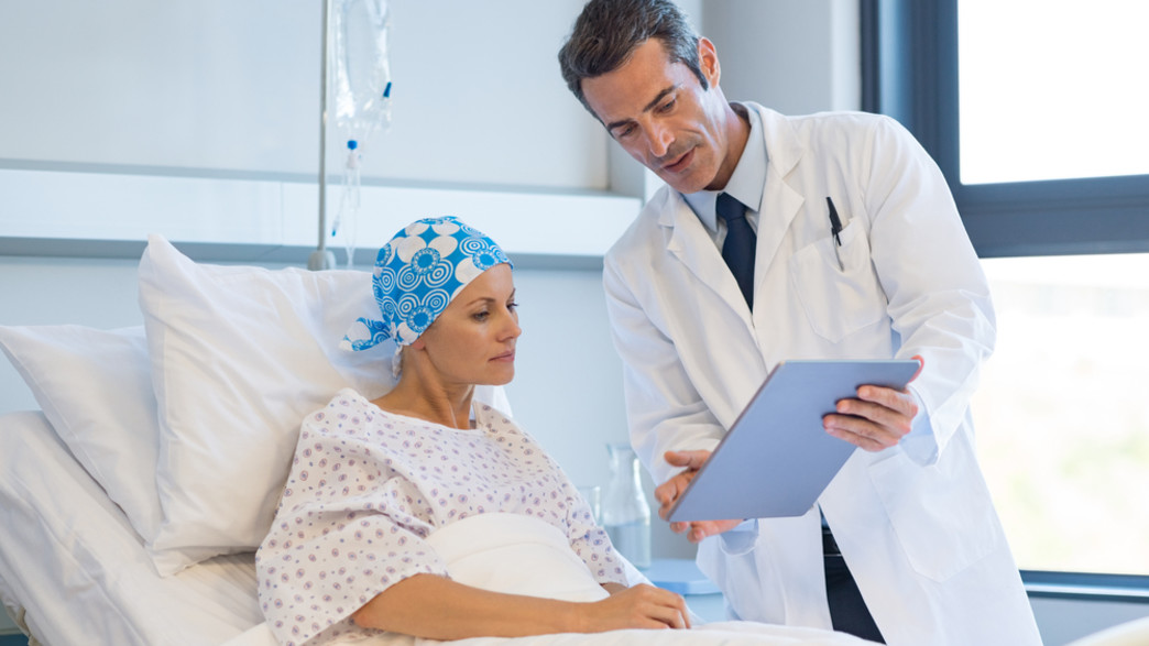 רופא ומטופלת חולת סרטן רופא ומטופלת חולת סרטן
