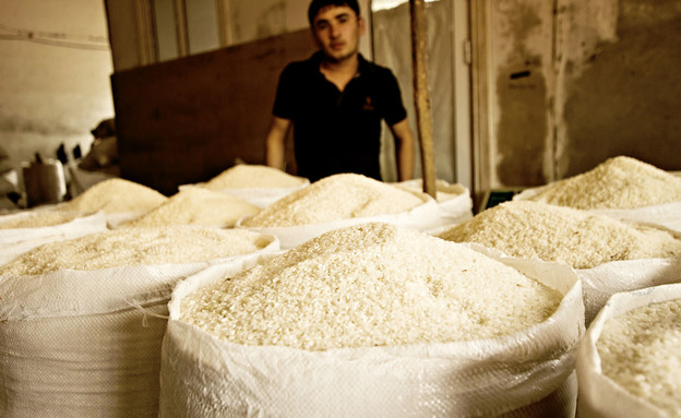 אורז למכירה בשוק בבאקורה באוזבקיסטן (צילום: Sun_Shine, shutterstock)