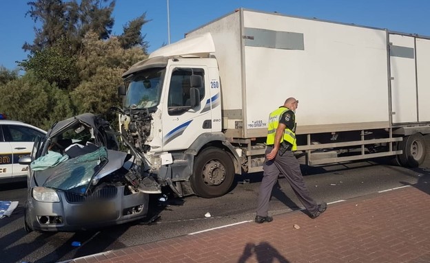 תאונה במזכרת בתיה (צילום: דוברות המשטרה)