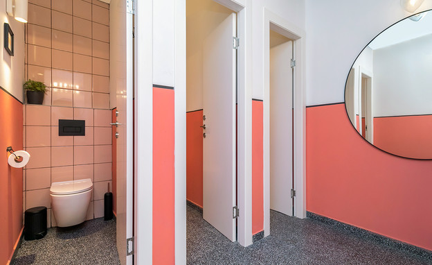 חדר רחצה צבעוני, עיצוב הילה אפשטיין (צילום: יאנה מסטודיו המל)