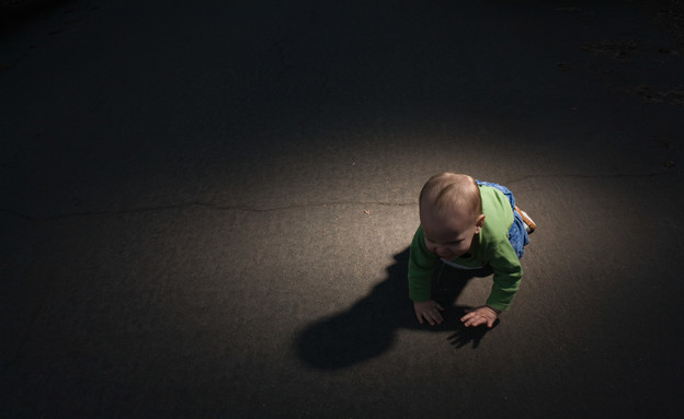 תינוק על כביש (אילוסטרציה: Image Source, Getty Images)