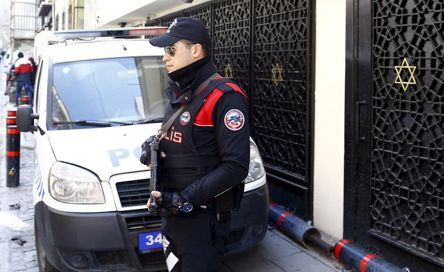שוטר טורקי  מחוץ לבית כנסת באיסטנבול