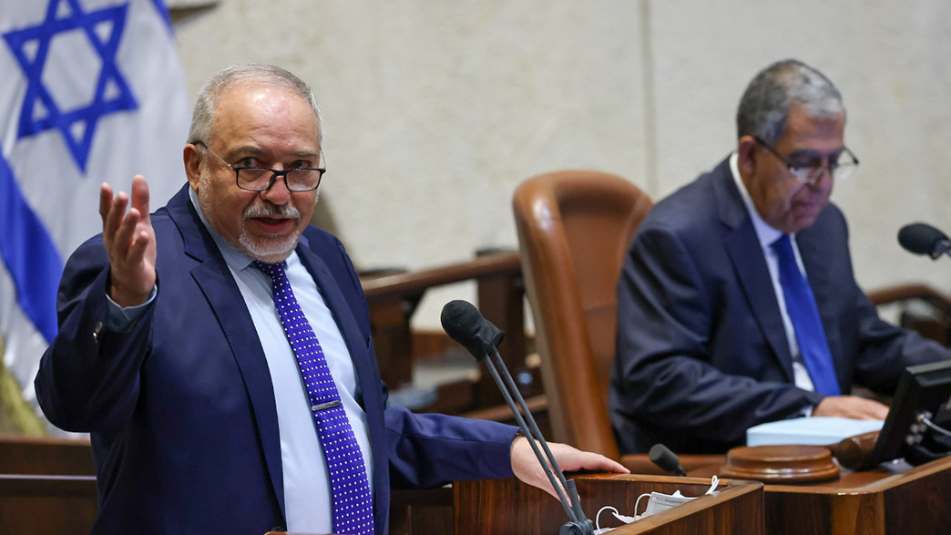 מיקי לוי  ואביגדור ליברמן במליאת הכנסת  מיקי לוי  ואביגדור ליברמן במליאת הכנסת