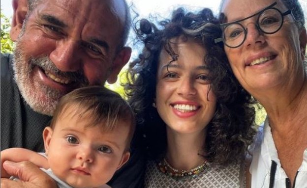 קורין גדעון, אלונה וההורים (צילום: @ corringideon, instagram)