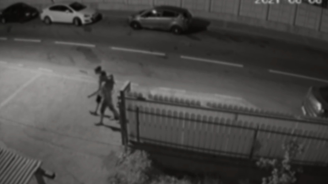  צילום מצלמות האבטחה של הנער בן ה-16 החשוד ברצח יחד עם הגבר שנרצח