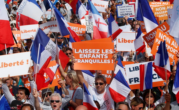 מפגינים נגד חיסונים בפריז (צילום: reuters)