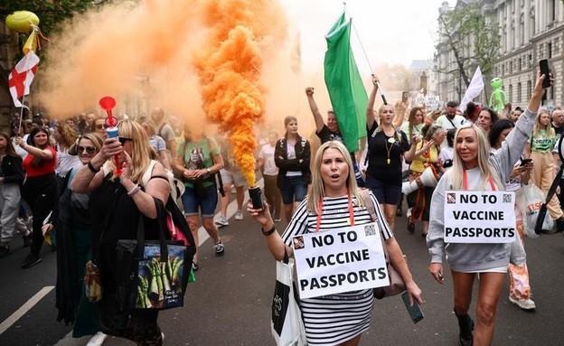 מפגינים נגד חיסונים בבריטניה (צילום: reuters)