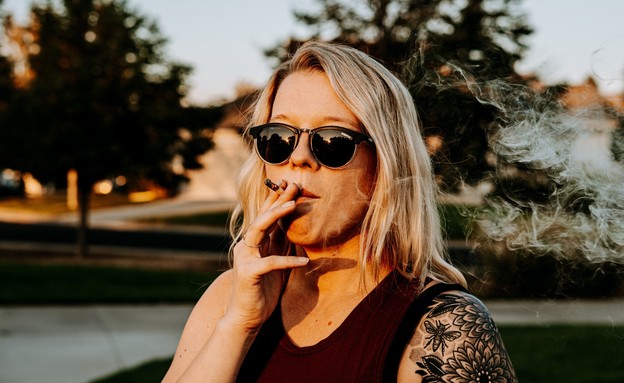 אישה מעשנת (צילום: 
Shelby Ireland, unsplash)
