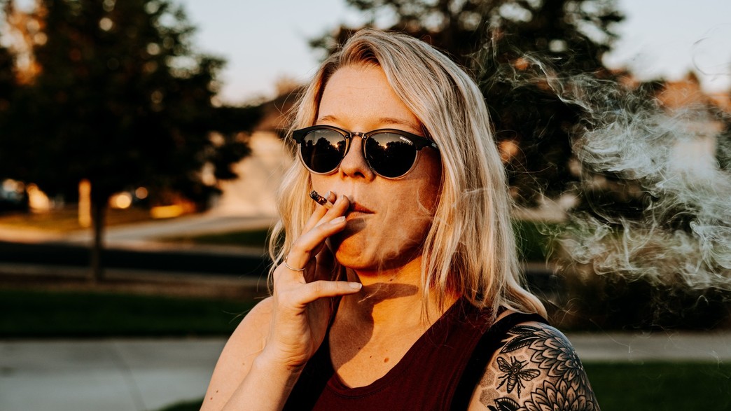 אישה מעשנת (צילום: 
Shelby Ireland, unsplash)