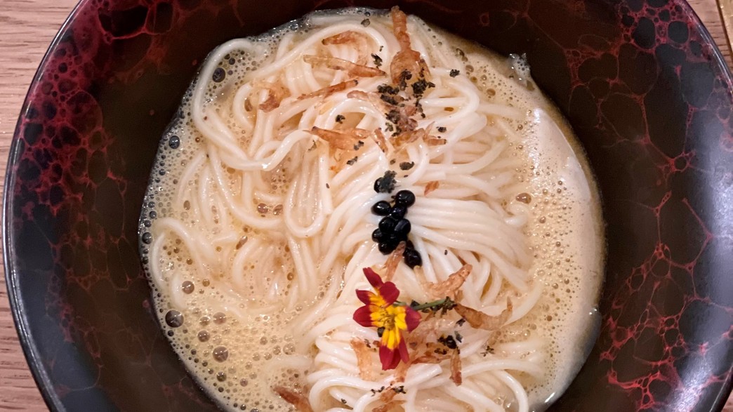 אומאי אטריות ברוטב חלמונים 