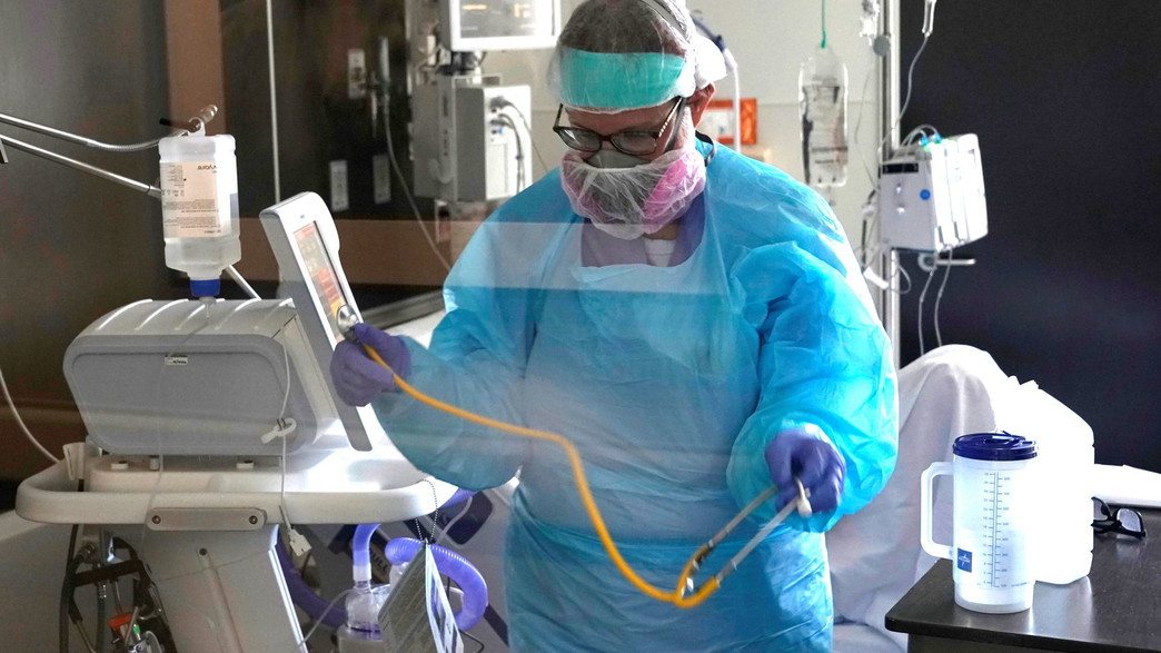 צוות רפואי במחלקת קורונה בבית חולים באוקלהומה, ארצות הברית צוות רפואי במחלקת קורונה בבית חולים באוקלהומה, ארצות הברית