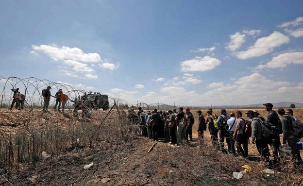בודקים את התעודות של פלסטינים שחוצים בחזרה לג׳נין (צילום: Shehab News Agency)