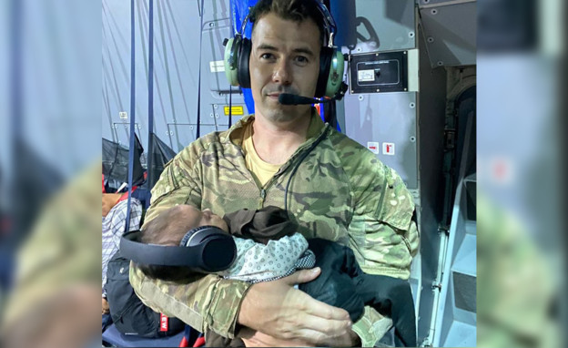 חיל בריטי שומר על תינוק אפגני (צילום: SKY NEWS)