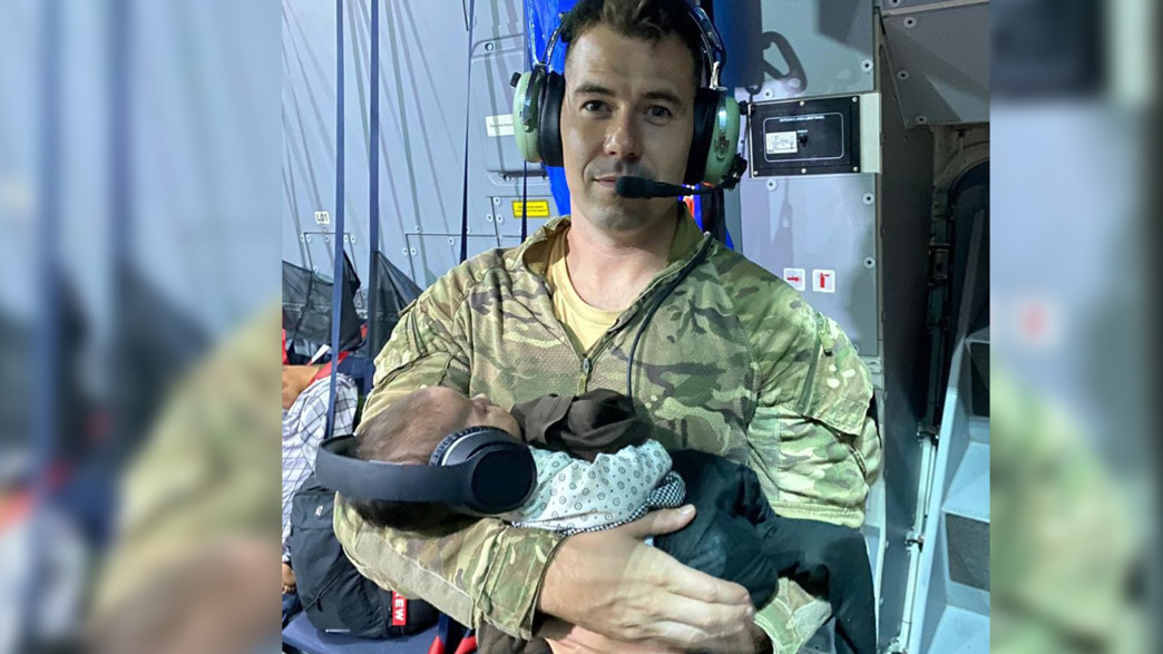 חיל בריטי שומר על תינוק אפגני