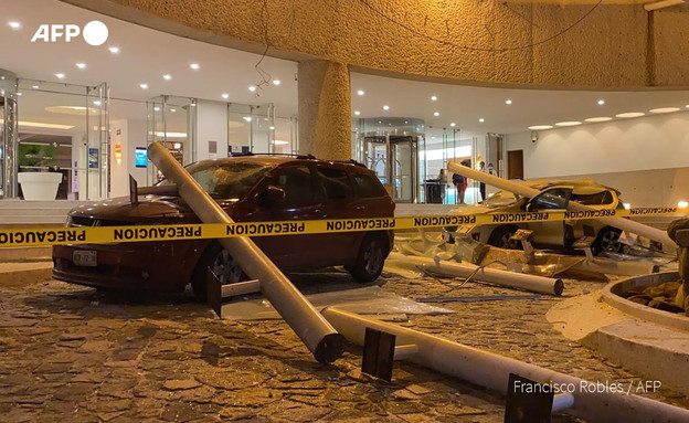 מכונית ניזוקה ברעידת האדמה במקסיקו (צילום: AFP)