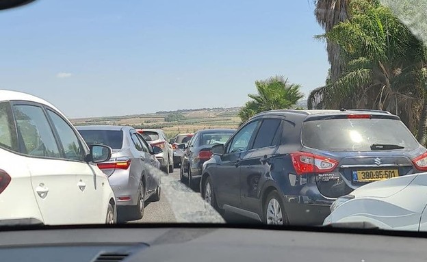 עומסים כבדים בדרך לבדיקת קורונה במכללת עמק יזרעאל (צילום: עלי פתחי עלי)