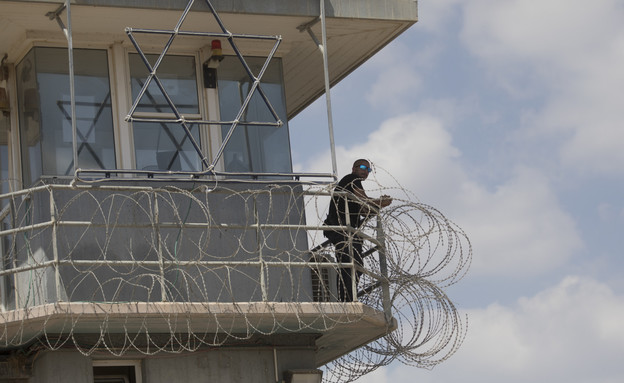 שומר בכלא גלבוע לאחר בריחת האסירים הביטחוניים (צילום: amir levy, Getty Images)