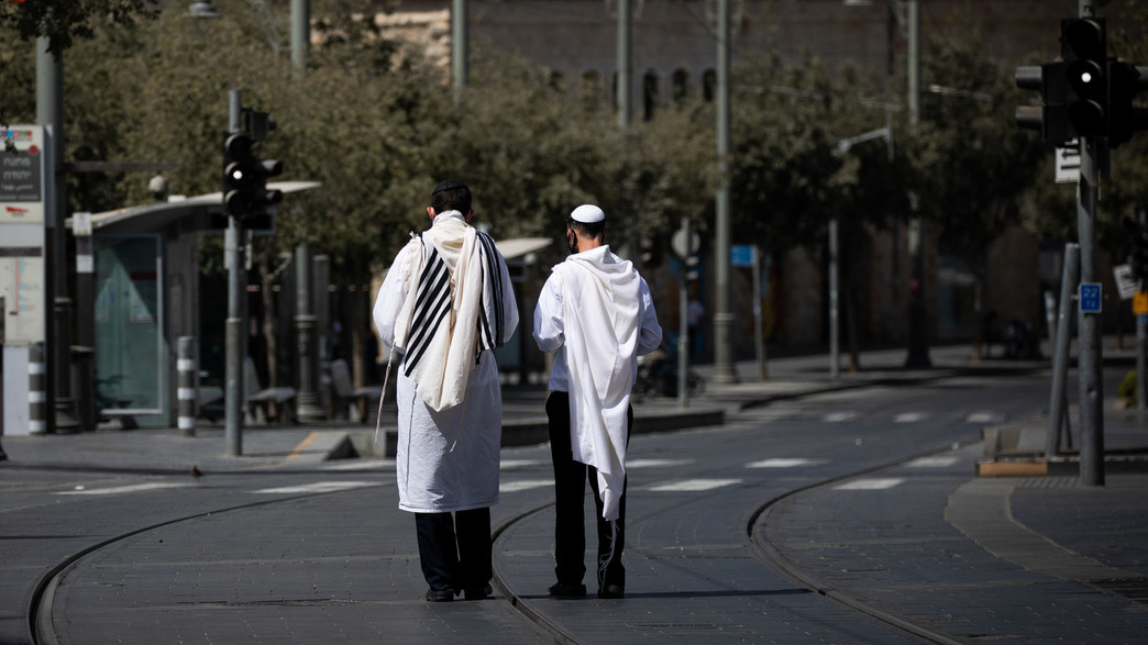 יום כיפור: מתפללים בדרך לבית הכנסת