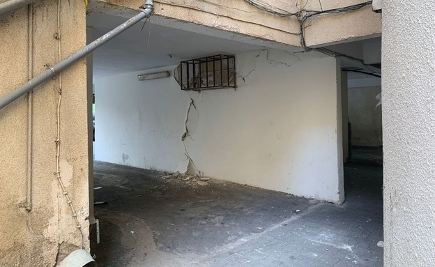 הסדקים שהתגלו בבניין שקרס בחולון (צילום: דוברות כבאות והצלה מחוז דן)