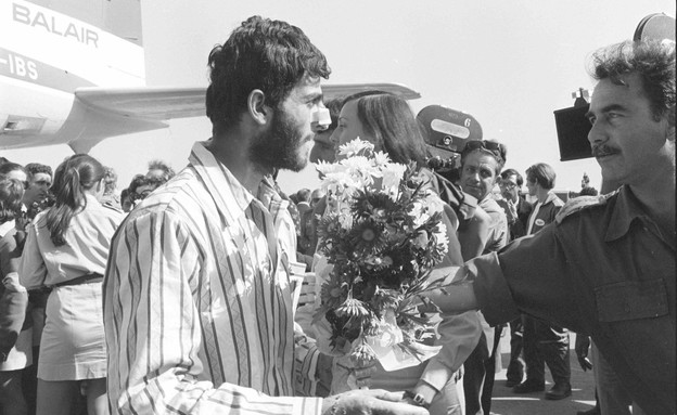 חילופי שבויים אחרי המלחמה נובמבר 1973 (צילום: אבי שמחוני, במחנה באדיבות ארכיון צה"ל במשרד הביטחון)