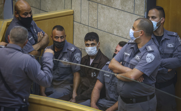 האסירים שנתפסו בהארכת מעצר בבית המשפט‎ (צילום: דויד כהן, פלאש/90 )