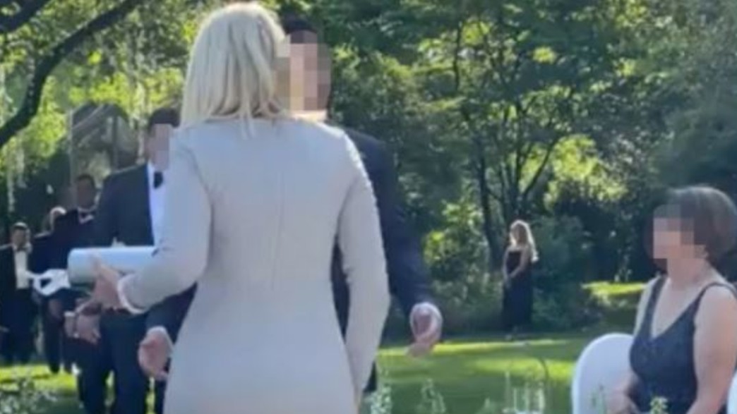 האם החורגת של הכלה שברה שיא מביך בחופה האם החורגת של הכלה שברה שיא מביך בחופה