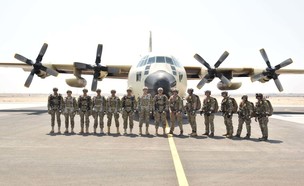 הצבא על רקע מטוס (צילום: צבא מצרים)