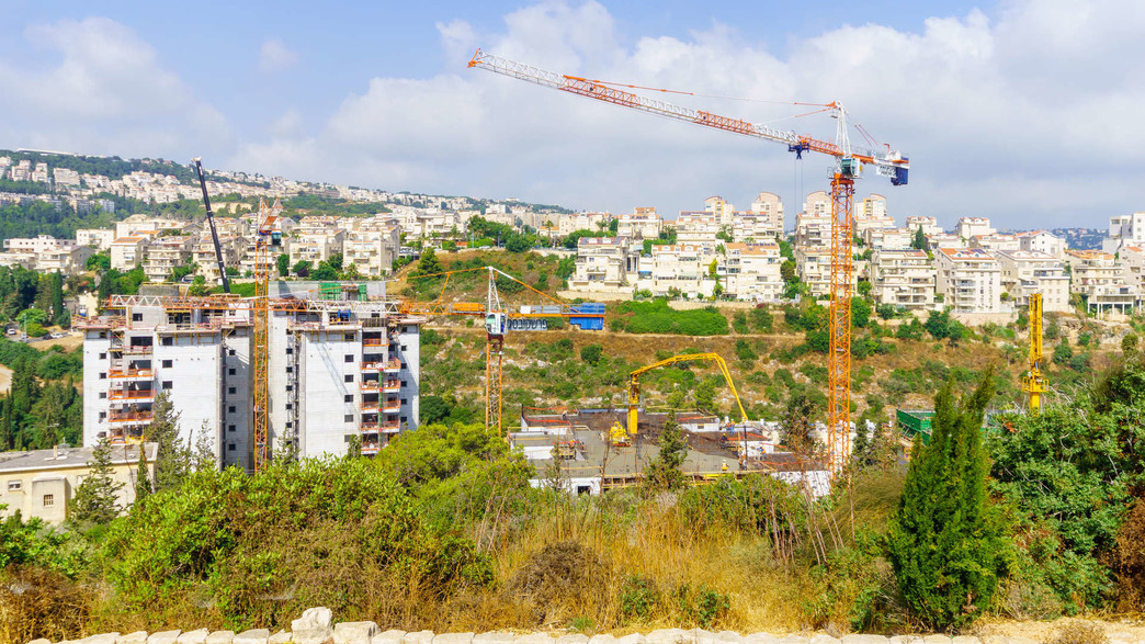אתר בנייה בשכונת נווה שאנן בחיפה (צילום:  RnDmS, shutterstock)