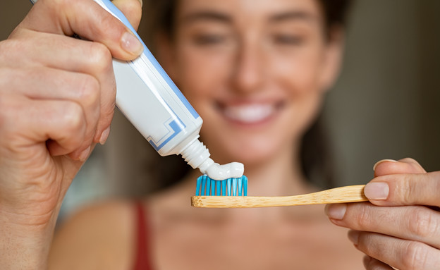 אישה מצחצחת שיניים (צילום: Rido, shutterstock)