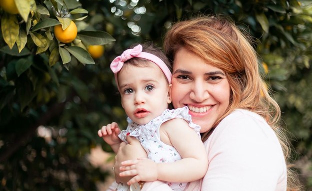 דניאלה יקיר עם בתה בצילומי ההיריון (צילום: אפרת אריאל-כהן, באדיבות המצולמת)