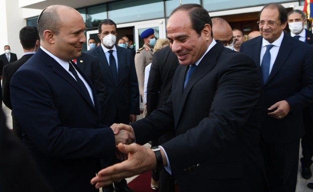 נפתלי בנט, עם נשיא מצרים, עבד אל-פתאח א-סיסי, בשאר (צילום: לע"מ)