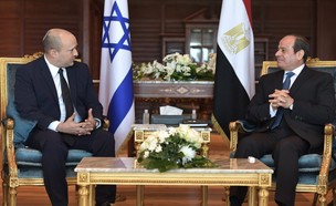 נפתלי בנט, עם נשיא מצרים, עבד אל-פתאח א-סיסי, בשאר (צילום: לע"מ)