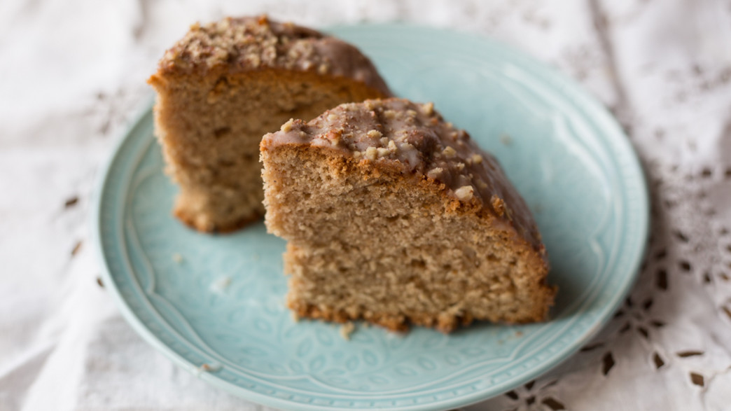 עוגת קינמון בזיגוג סוכר ואגוזים