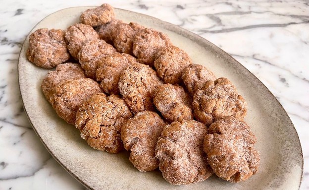 עוגיות קינמון בצלחת