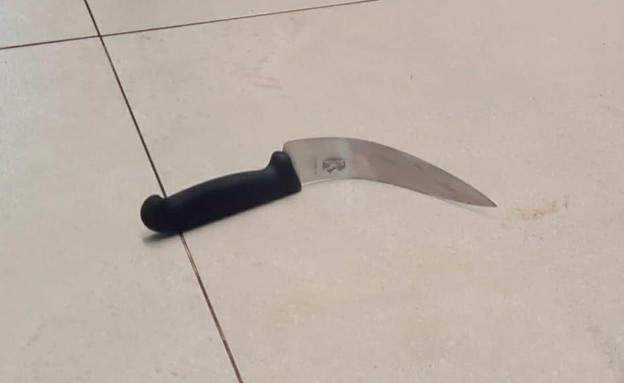 הסכין בה בוצע פיגוע הדקירה בתחנה מרכזית ירושלים (צילום: דוברות המשטרה)