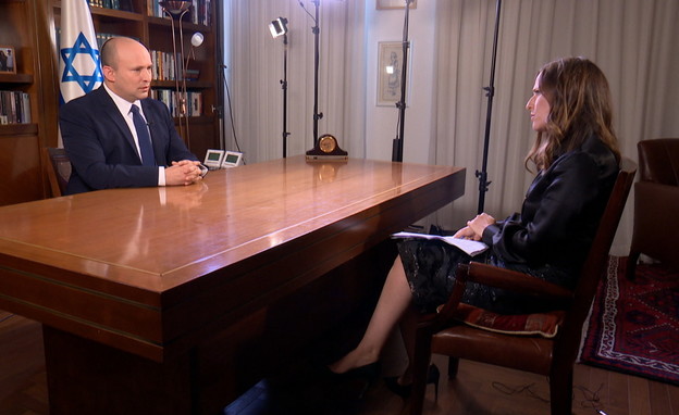 ראש הממשלה נפתלי בנט בריאיון ליונית לוי (צילום: המהד)