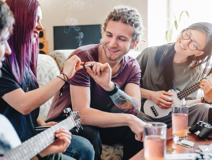 מעשנים ביחד (צילום: Inside Creative House, shutterstock)