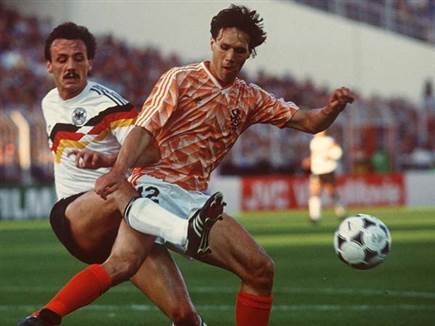 ואן באסטן. בגיל שהוא פרש, רונאלדו ומסי היו בשיאם (Getty)