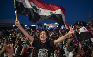 אזרחים בסוריה חוגגים את ניצחונו של אסד (צילום: AP)