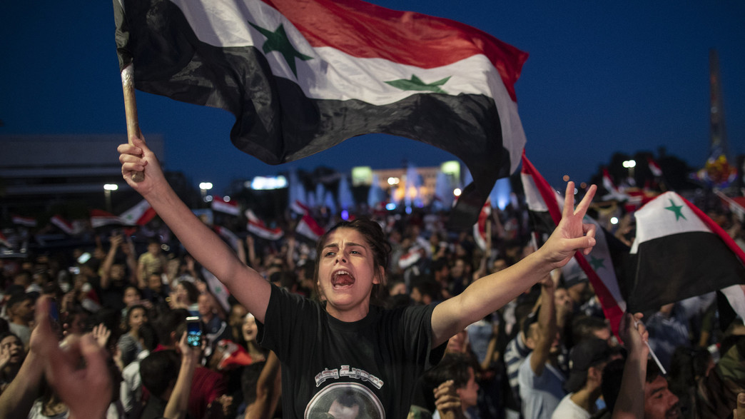 אזרחים בסוריה חוגגים את ניצחונו של אסד אזרחים בסוריה חוגגים את ניצחונו של אסד