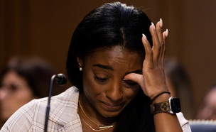 סימון ביילס מעידה בדמעות בוועדה בסנאט (צילום: reuters)