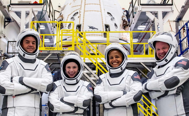 צוות החללית של ספייס אקס (צילום: reuters)
