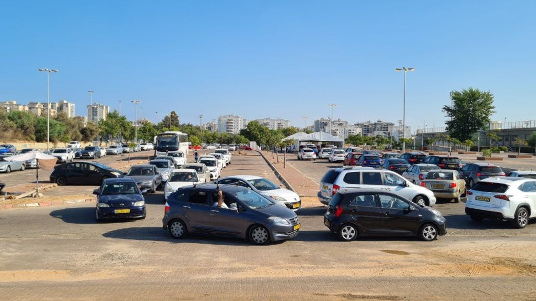 תורים בכניסה למתחמי בדיקות (צילום: N12)