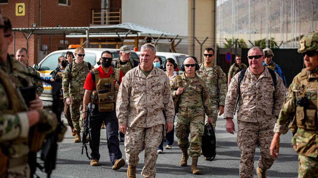 קנת' מקנזי, לשעבר מפקד פיקוד מרכז בצבא ארה"ב,בנמל קנת' מקנזי, לשעבר מפקד פיקוד מרכז בצבא ארה"ב,בנמל