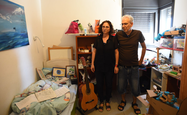 הוריו של ברק חורי ז"ל בחדרו (צילום: N12)