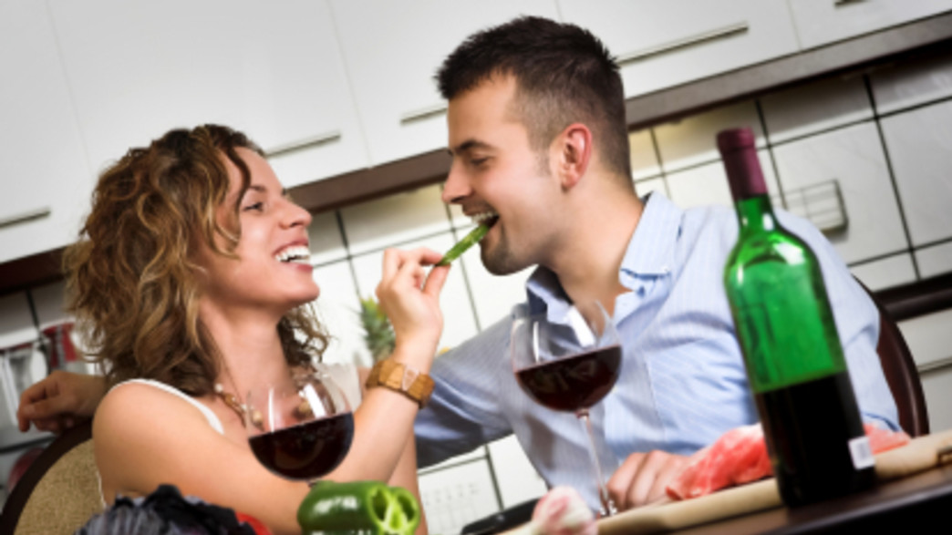 זוג בארוחה רומנטית